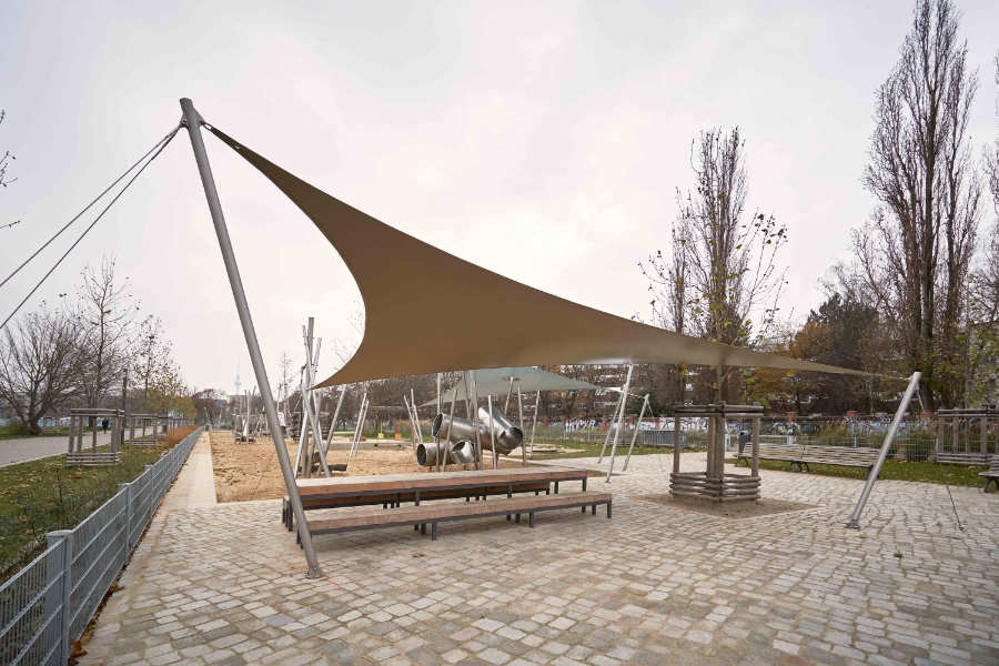 Stretchzelt kaufen von STOFFDACH Berlin | Ein Dreieckssegel über einer Chill Out Area auf dem Mauerpark Spielplatz in Berlin.