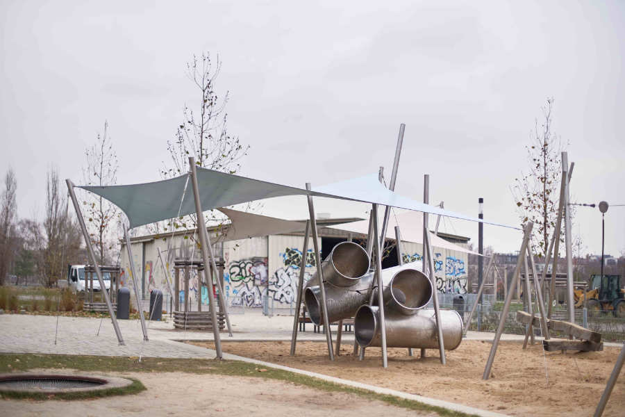 Stretchzelt kaufen von STOFFDACH Berlin | Ein fünfeckiges Sonnensegel, welches ein Spielgerät auf dem berliner Mauerparkspielplatz überdacht, um Schutz vor Sonne und Regen zu gewährleisten.