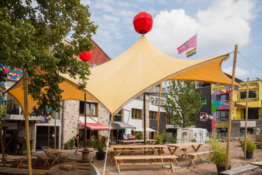 Stretchzelt kaufen von STOFFDACH Berlin | Seitenansicht auf ein Eventzelt aka Bühnenüberdachung der Firma Stoffdach. Angefertigt für den Holzmarkt an der Spree.