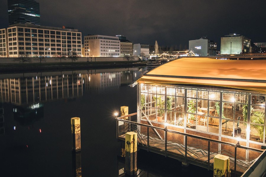 Der FLUX, ein textiler Wintergarten für den FluxBau an der Spree bei Nacht.