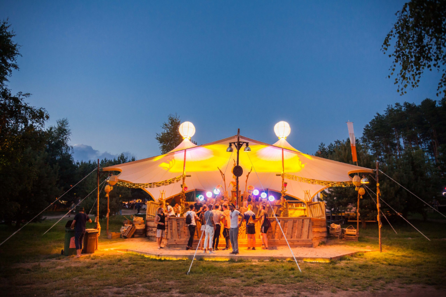 Ein toll beleuchtetes Beduinenzelt aka Stoffdach auf dem Garbicz Festival in Polen. Eine großzügige und toll ausgeleuchtete Barüberdachung - textile Archiutektur in Partyform.